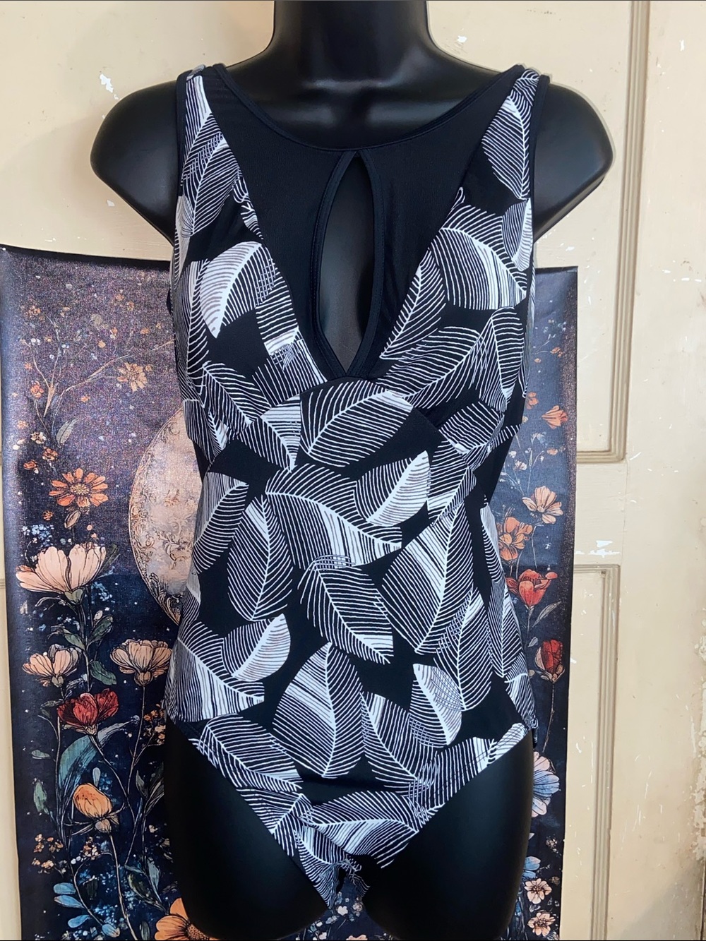 BLACK/WHITE LEAF SHEER PANEL ONE PIECE Full Cover Butt NWT Swimsuit NEW DAY 8/10